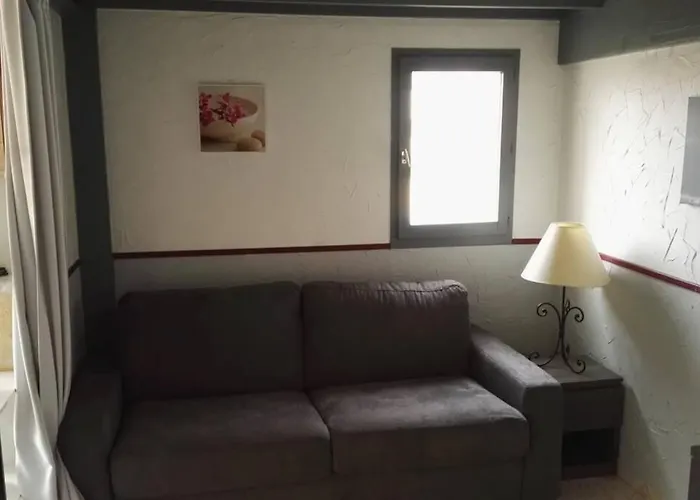 Mezzanine En Avec Piscine Au Village לה ברקרה