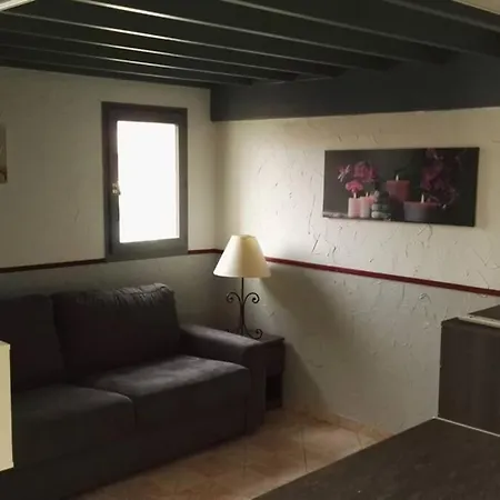 Mezzanine En Avec Piscine Au Village *